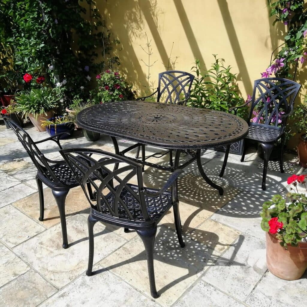 Test du salon de jardin Lazy Susan: table ovale June en bronze et chaises April