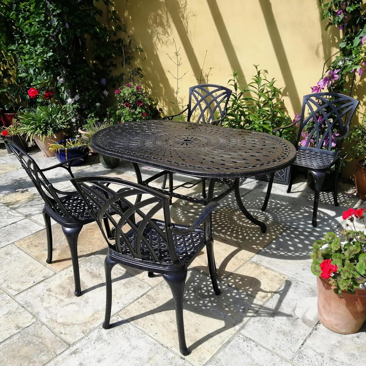 Test du salon de jardin Lazy Susan: table ovale June en bronze et chaises April