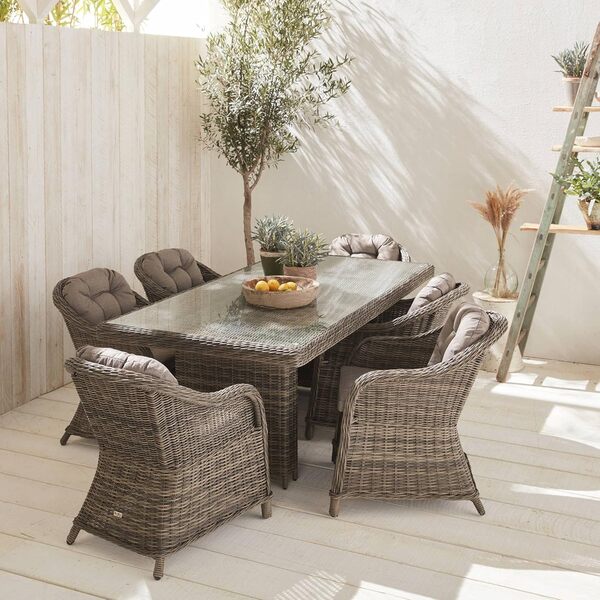 sweeek Alice's Garden - Table de Jardin résine Arrondie + 6 assises - Lecco Gris - Coussins Beige - 6 Places - 6 fauteuils. Une Grande Table