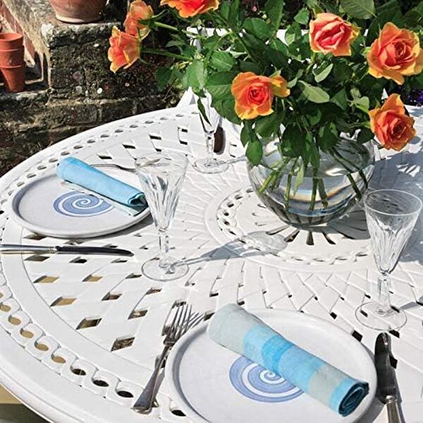 Lazy Susan Salon de Jardin: 120 cm Table Alice Ronde en Blanc avec 4 Chaises April en Aluminium résistant aux intempéries | Facile à Assembler