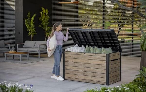 Découvrez le coffre de jardin Keter Signature 870L au design bois douglas : robustesse, esthétique et grande capacité pour sublimer votre espace extérieur.