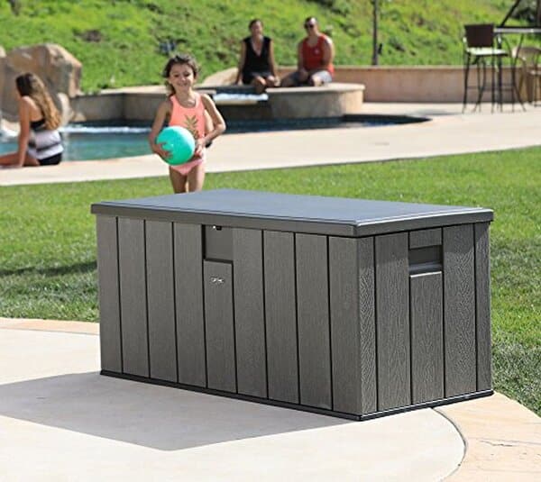 Découvrez le coffre de rangement extérieur Lifetime 567L, une solution spacieuse et durable pour optimiser votre espace tout en protégeant vos affaires des intempéries.