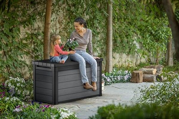 Découvrez notre test complet du coffre de jardin Keter 100G : design effet bois, capacité généreuse et praticité pour vos outils et accessoires extérieurs. 