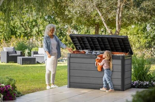 Découvrez notre test complet du coffre de jardin Keter Cortina 757L gris : capacité 757 litres, durabilité, étanchéité et avantages pour ranger vos outils de jardin.