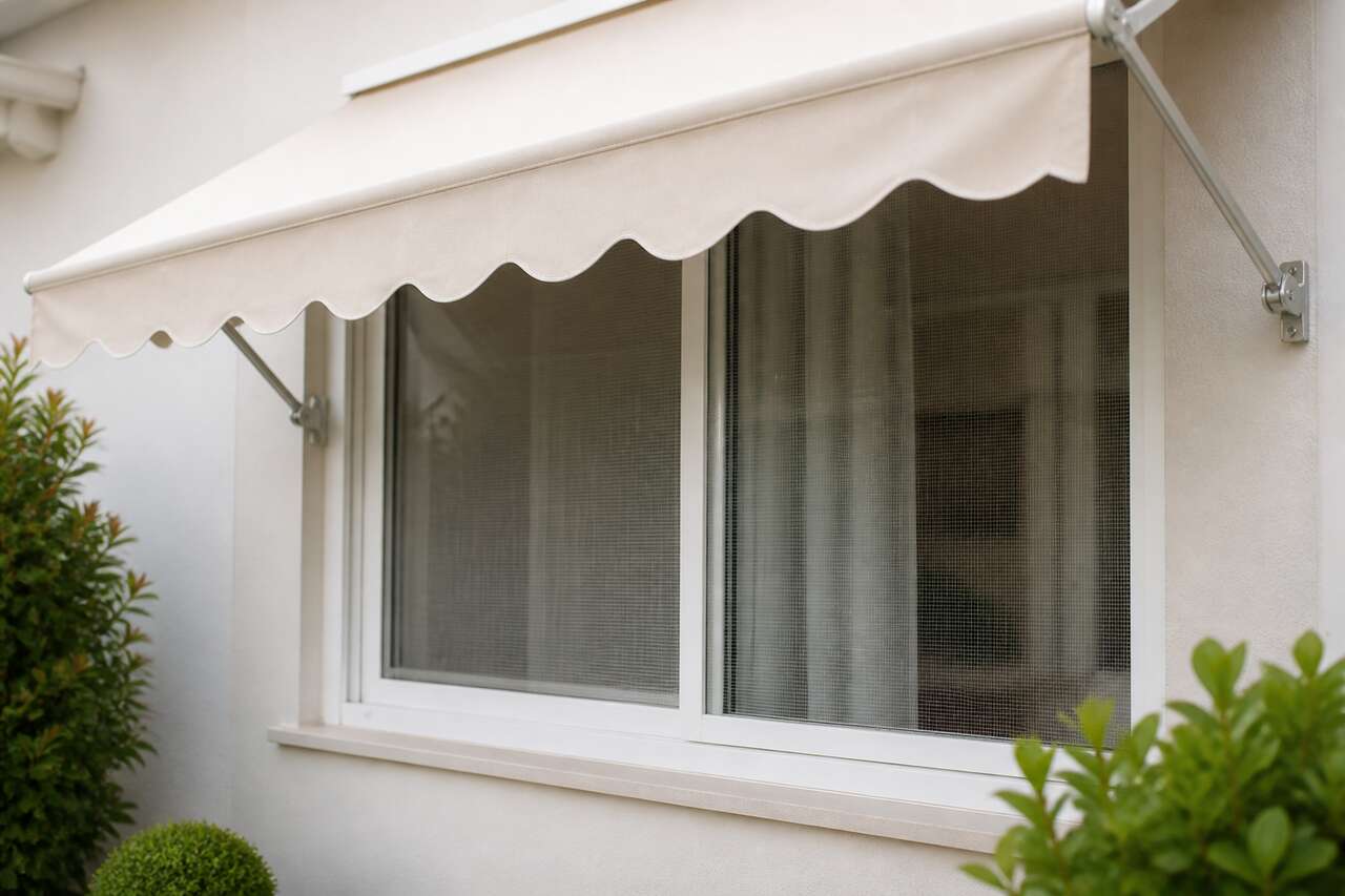 Comment entretenir les toiles, stores et moustiquaires ?